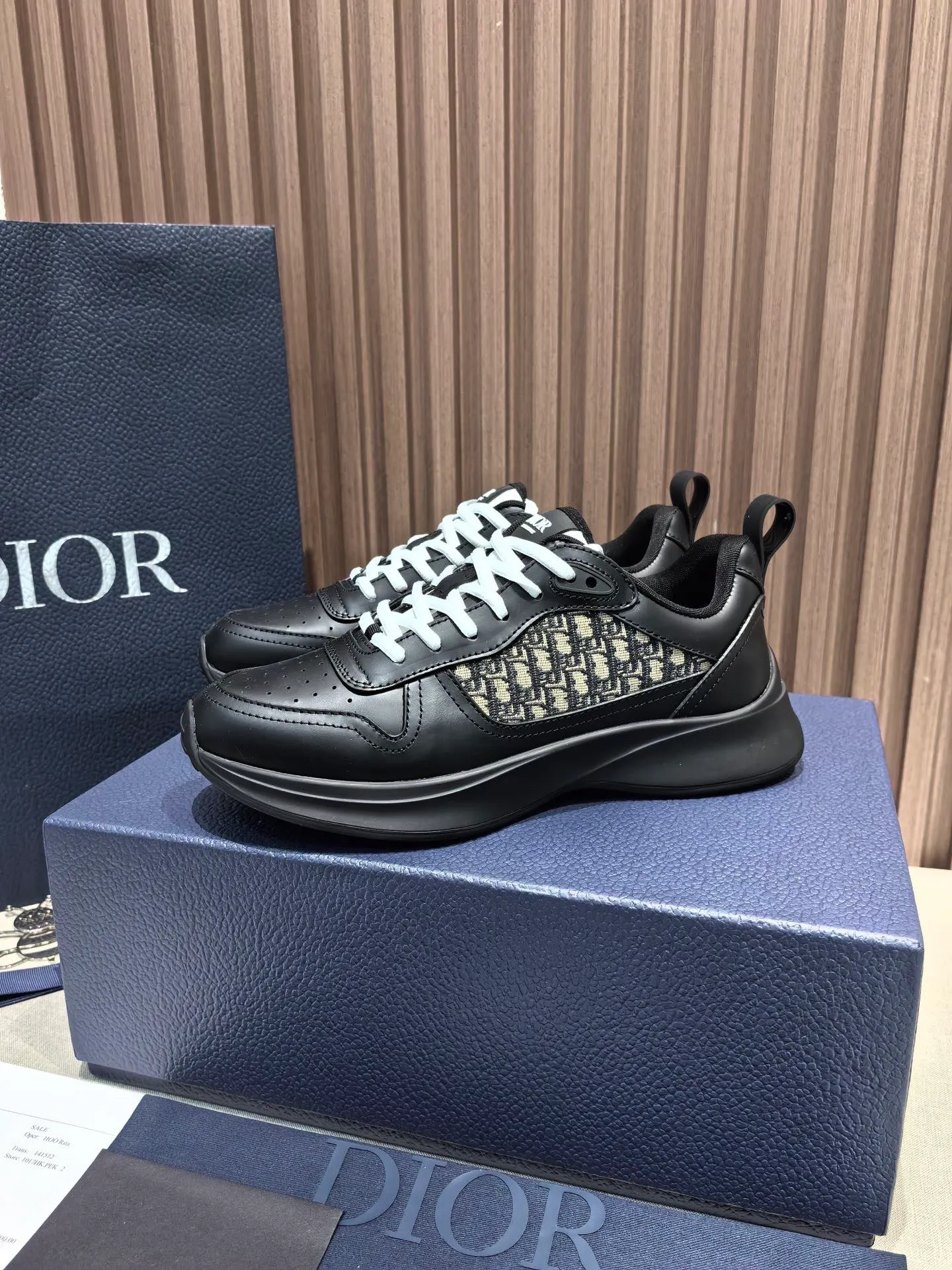 Factory price: 440💰 🔍Top purchasing agent🇮🇹 Dior's super-popular sports shoes, popular for street men, are synchronized with the new product counters. The uppers are made of Italian original imported cowhide and matched with D's customized fabrics. It is a must-have for fashionistas. The complex craftsmanship is perfectly reproduced. Imported soft cowhide foot pads, soles: original soles specially provided by the original factory, exclusive movable molded soles are super comfortable, original factory follow-up goods, 🔍🔍high quality, you can enter and exit the counter at will, welcome to compare, code number 38-45 (46 can be customized and cannot be returned or exchanged)